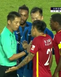  里昂主帅赛后炮轰裁判争议判罚引发热议  