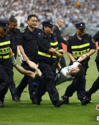  那不勒斯球迷冲突导致赛事延期  
