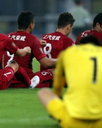 意甲国米补时争议点球绝杀尤文，终结对手五连胜登顶引热议